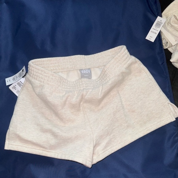 TNA “ cozy perfect 2” “ short XS - Picture 2 of 7